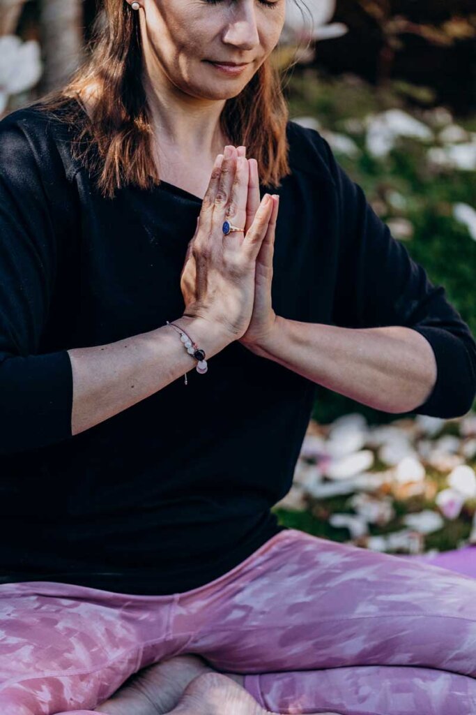 Anna Dittmer praktiziert Yoga