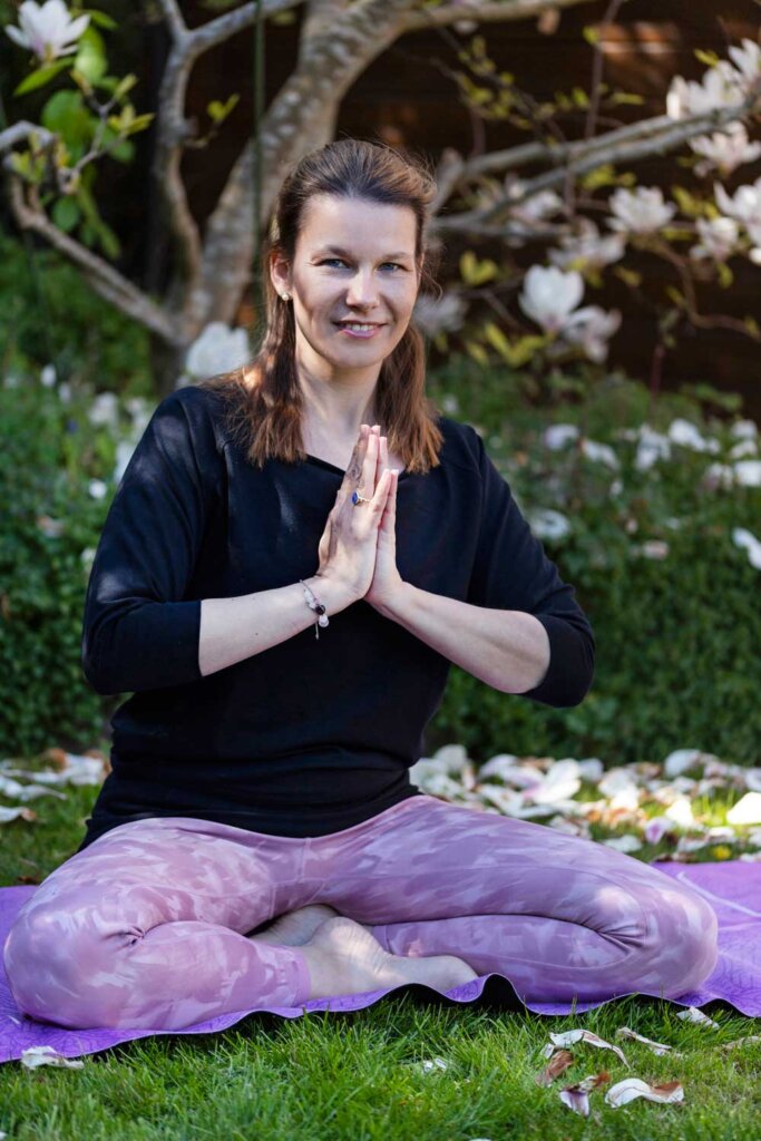 Anna Dittmer in Yogapose