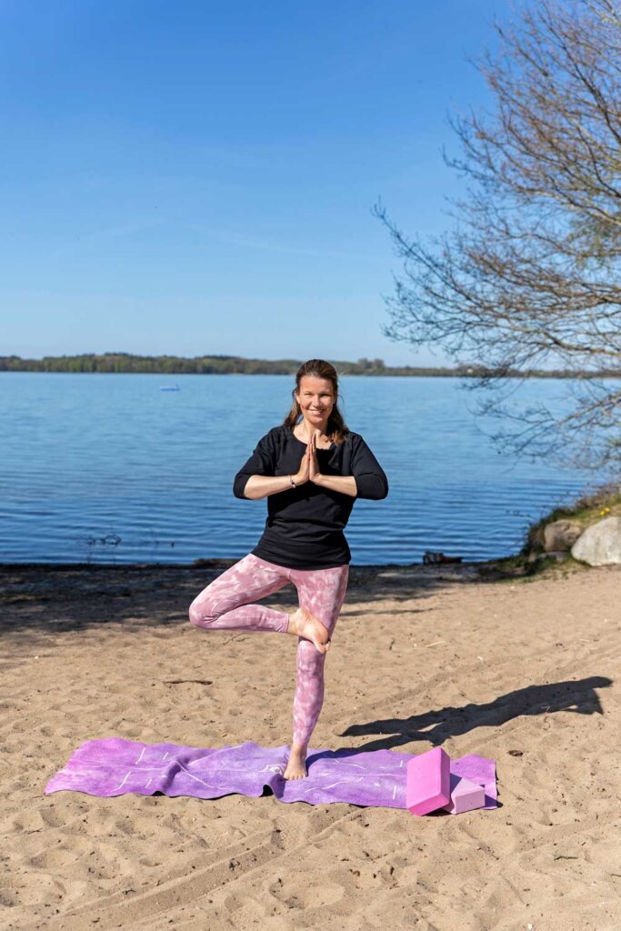 Anna Dittmer praktiziert sanftes Yoga bei Stress am Strand