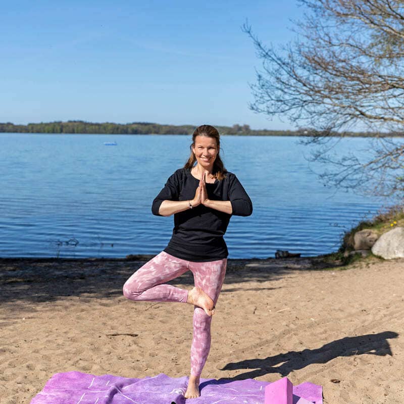 Anna Dittmer praktiziert sanftes Yoga